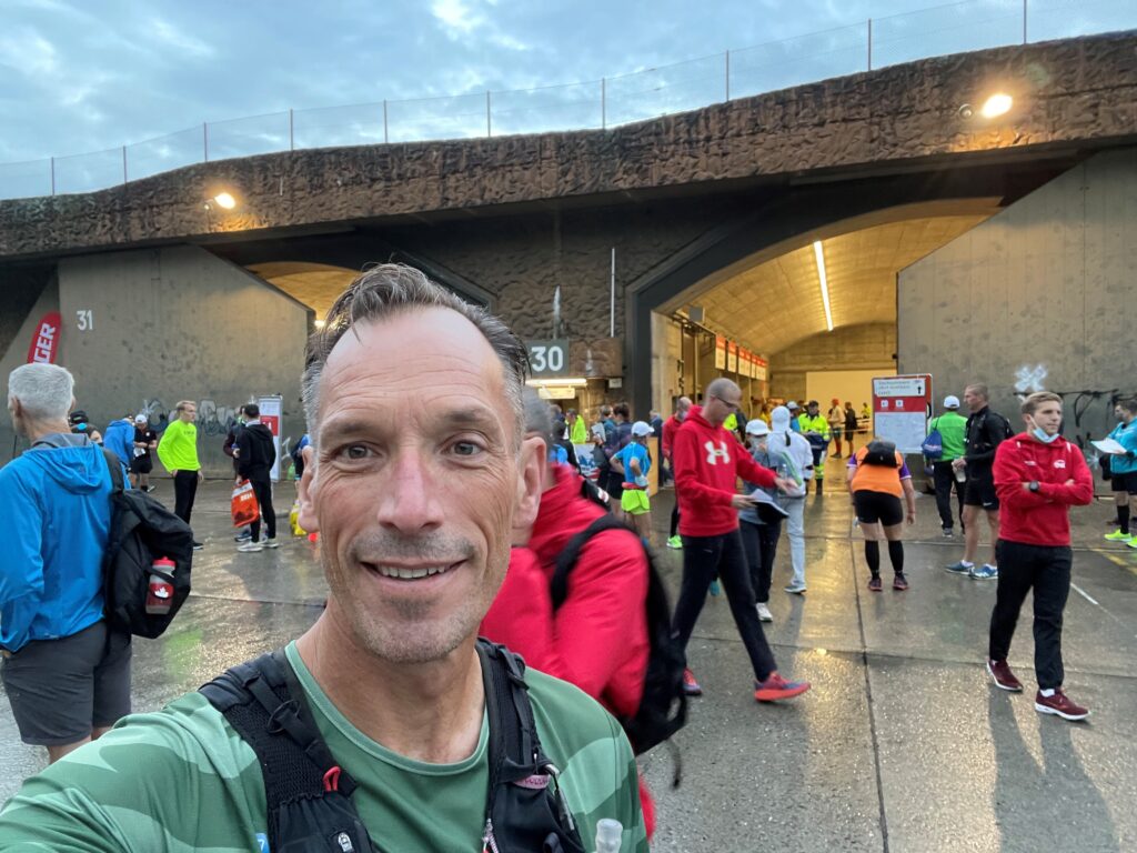 Jungfrau Marathon - Interlaken Zwitserland vlak voor de wedstrijd startnummer ophalen