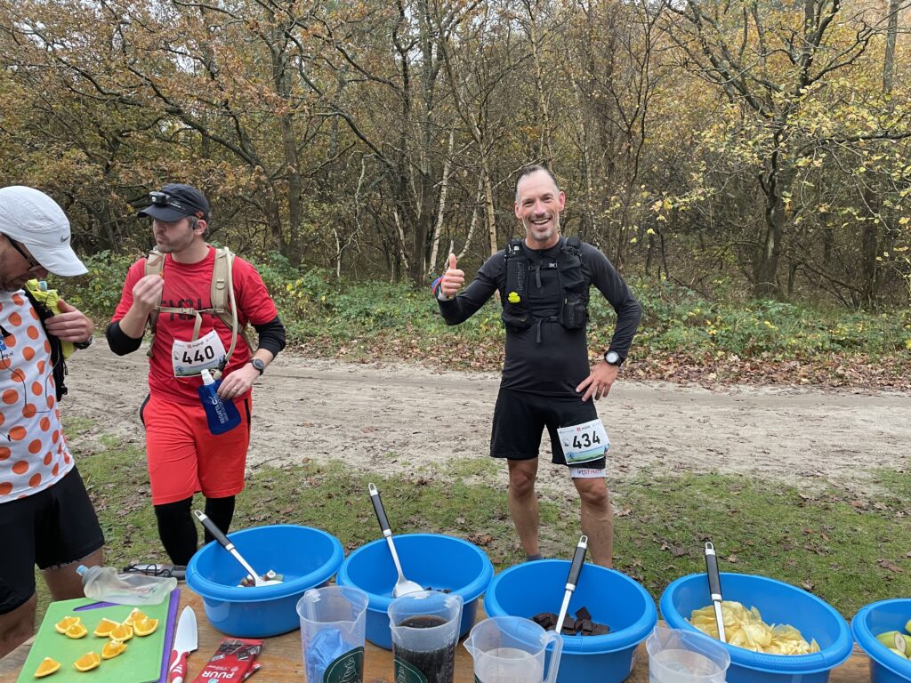 Met René bij een verzorgingspost tijdens de Graef Castricum Trail