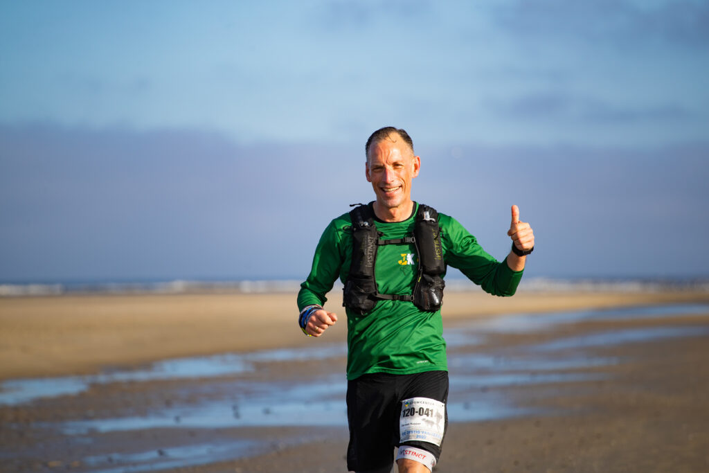 onderweg over het strand tijdens 60 van Texel