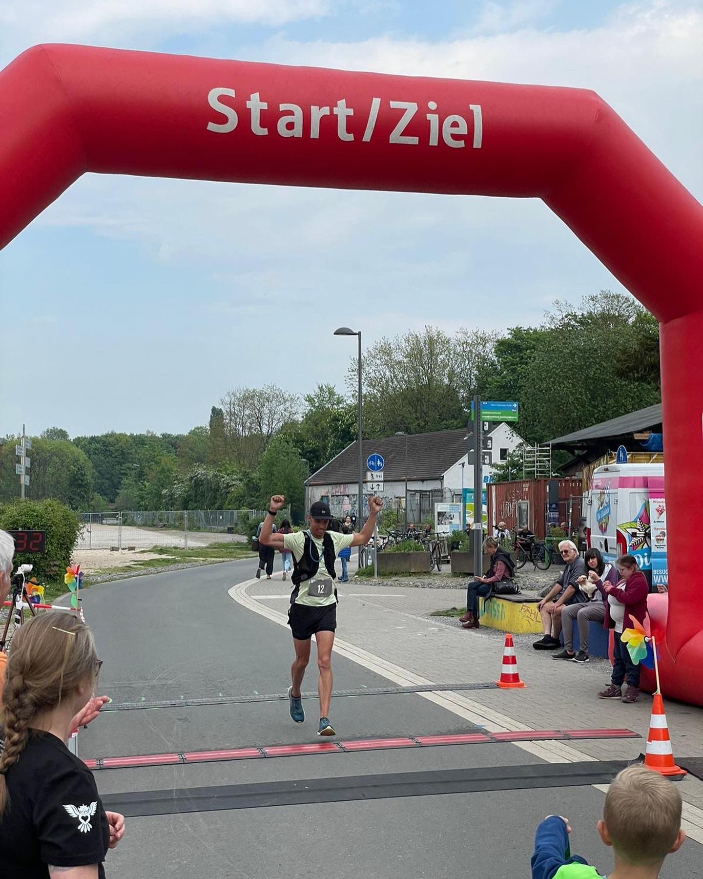 finishfoto Jesper Palm 100 kilometer WHEW100 Jesper Palm finisht zijn eerste 100 kilometer hardloopwedstrijd