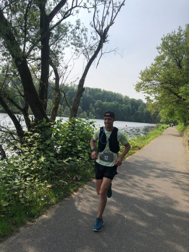 Jesper Palm hardlopend 100 km Jesper Palm onderweg tijdens zijn eerste 100 kilometer hardloopwedstrijd