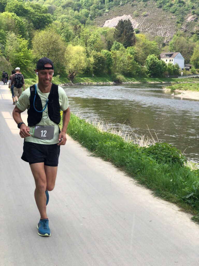 Jesper Palm hardlopend 100 km Jesper Palm onderweg tijdens zijn eerste 100 kilometer hardloopwedstrijd